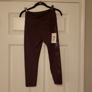 Zyia Plum mid-rise Light n Tight capri (s)